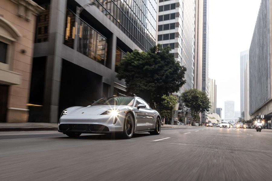  Porsche Taycan Turbo S 2019 года  (NA) (фото 10 из 40)